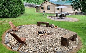 Hidden Gem Location, Privacy, Game Room, Hot Tub, Fire Pit, Flat Lot Family Fun